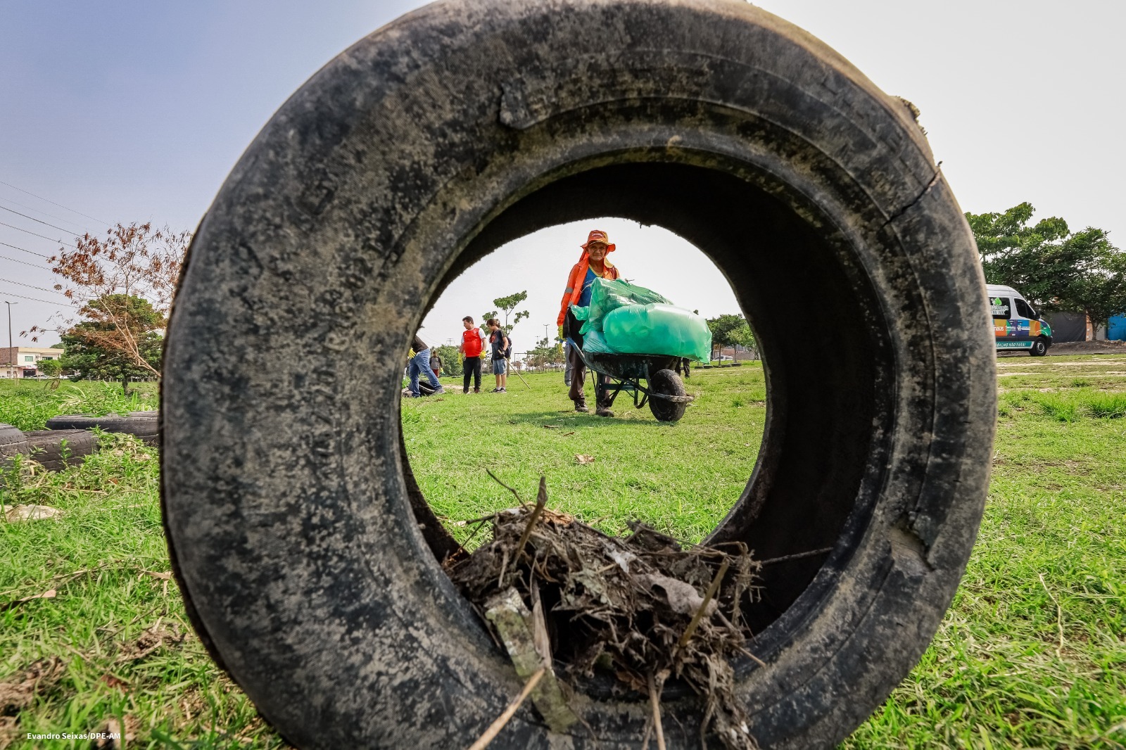 Defensoria mobiliza comunidade e realiza limpeza de igarapé na Zona Norte de Manaus