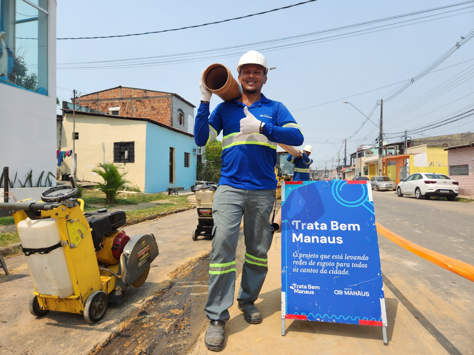 Obras noturnas: Avenida Djalma Batista começa a receber estrutura de esgotamento sanitário