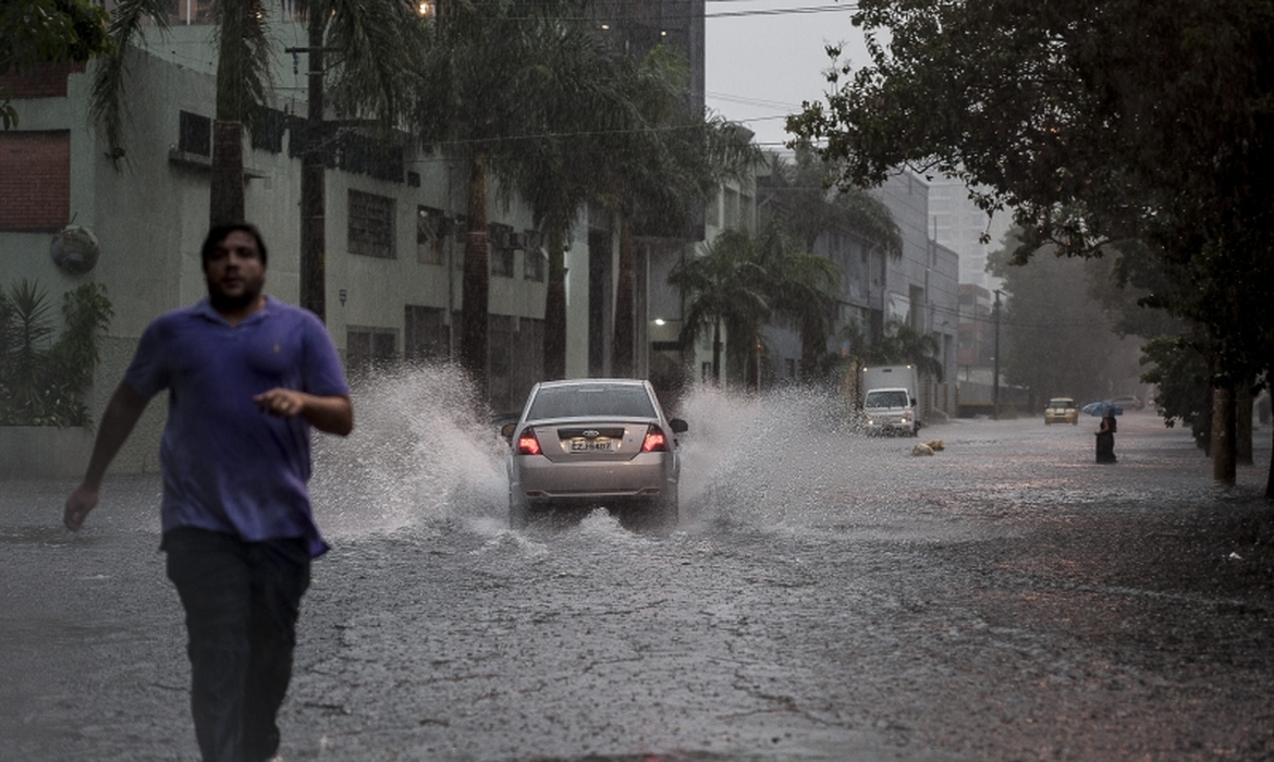 Sobe para sete o número de mortes causadas por temporal em São Paulo