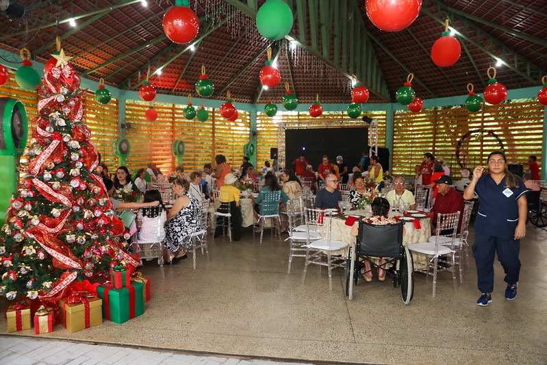 Elderly residents of Fundação Doutor Thomas participate in celebration of ‘Christmas of Light’