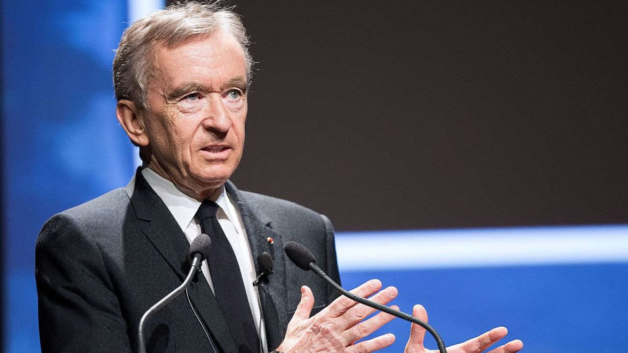 Bernard Arnault supera Elon Musk e volta a ser pessoa mais rica do mundo