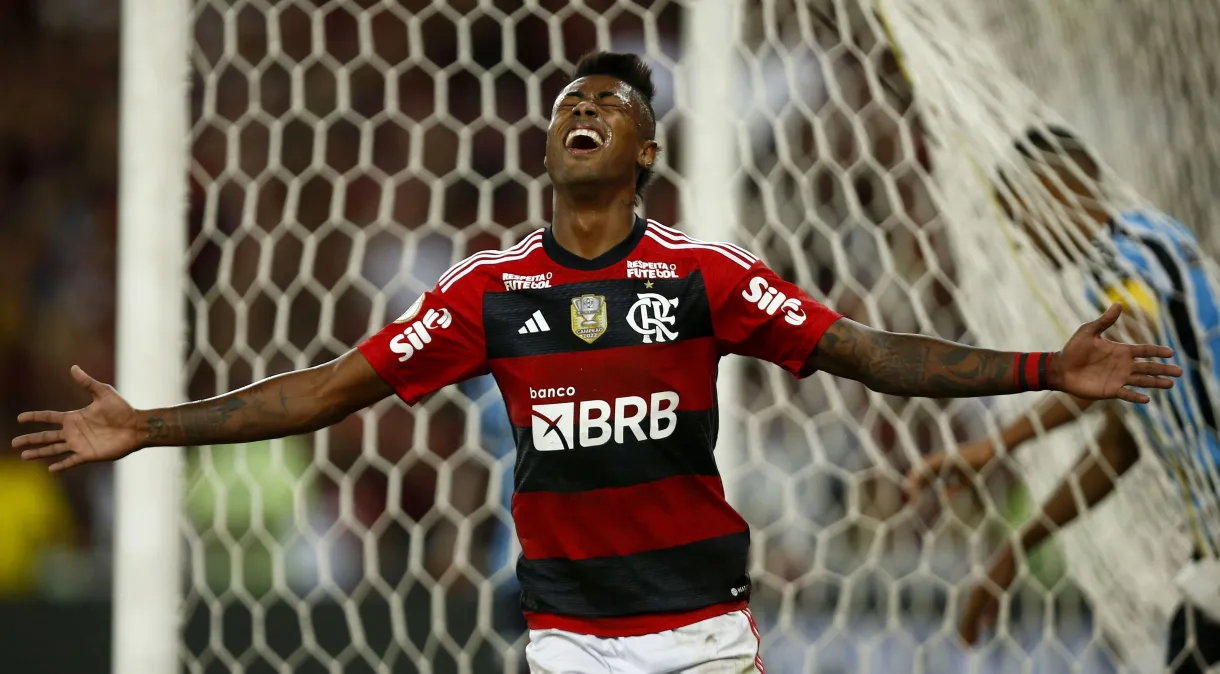 Bruno Henrique renews contract with Flamengo