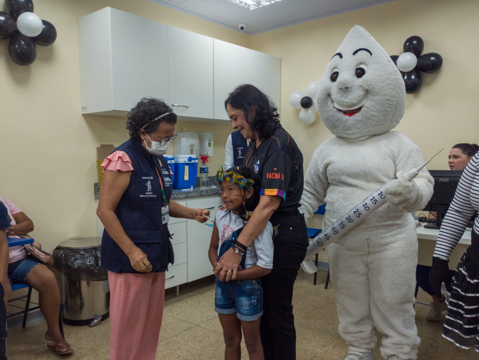 Crianças indígenas recebem primeiras doses da vacina contra dengue em Manaus