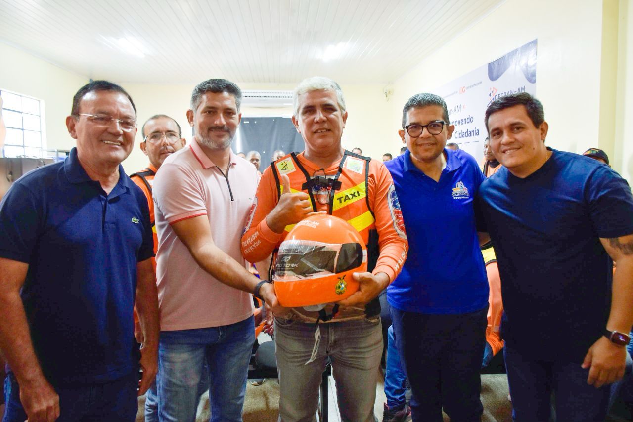 Após mais de 12 horas na BR-319, deputado entrega de kit’s proteção à mototaxistas