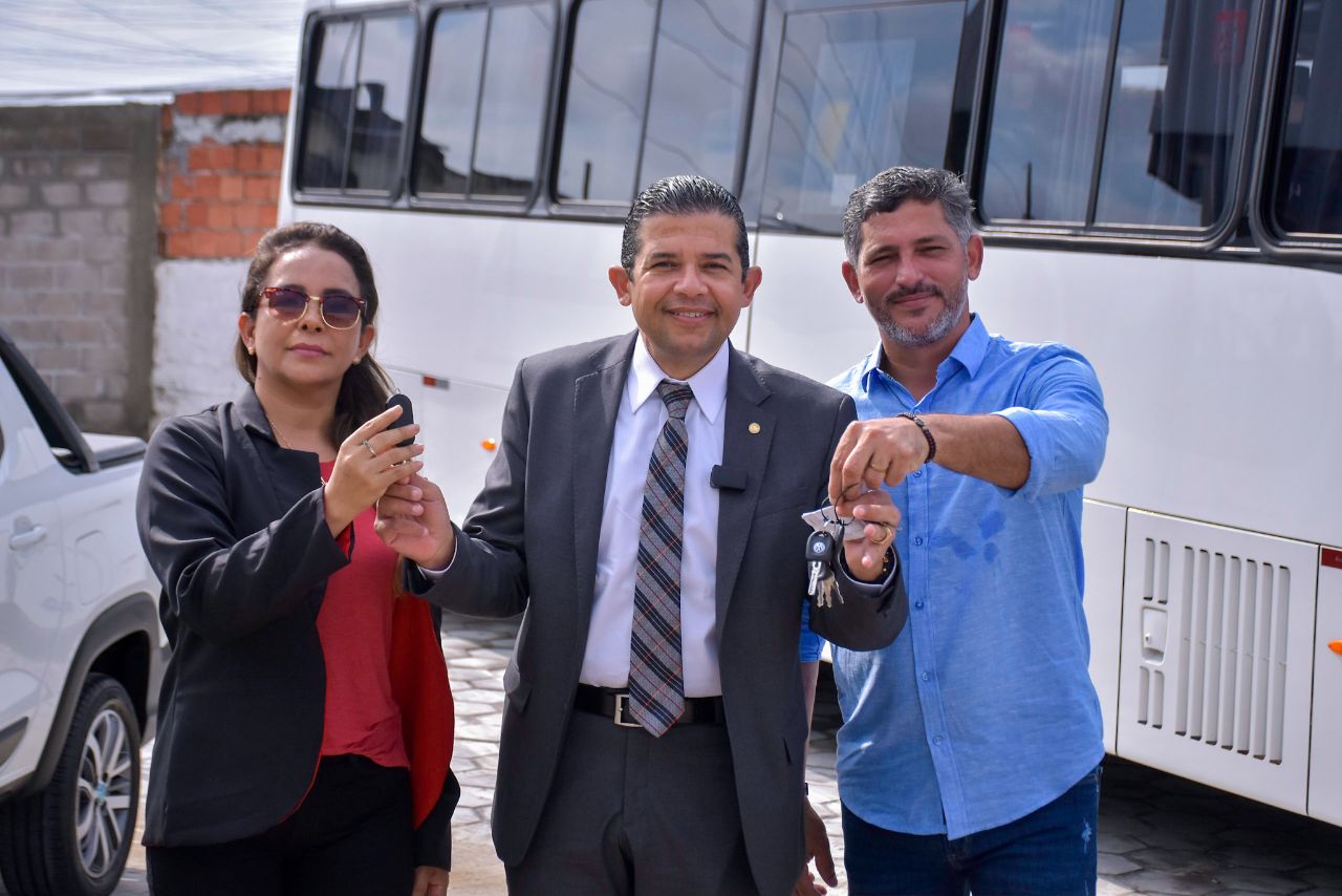 Bus and utility vehicle are delivered to the population of Humaitá, AM