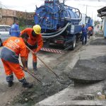 servidores da Seminf desobstruindo caixas coletoras