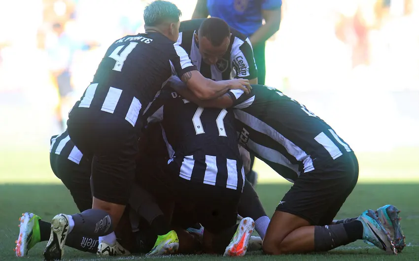 Botafogo beats Fluminense in a six-goal game at Cariocão