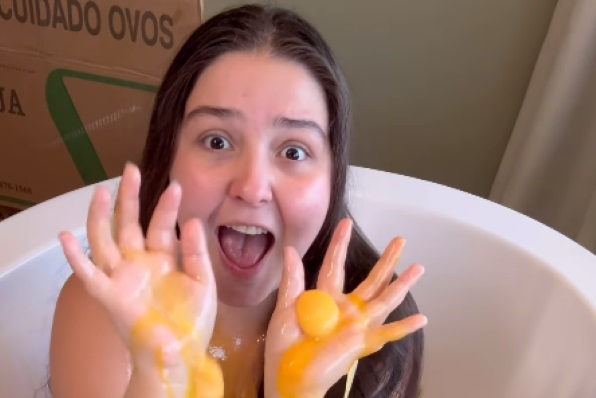 Adult content creator generates controversy when she takes a bath with a thousand eggs to moisturize her butt