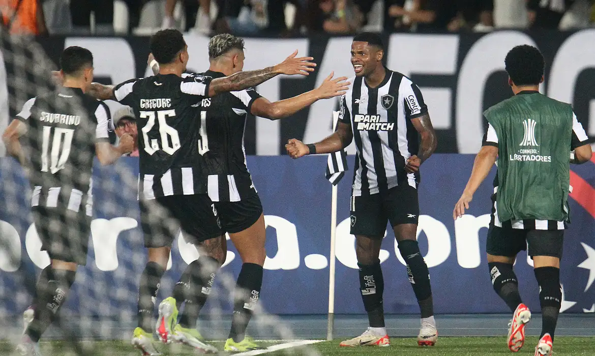 In this case, Botafogo defeats Bragantino and approaches the group stage of the Libertadores