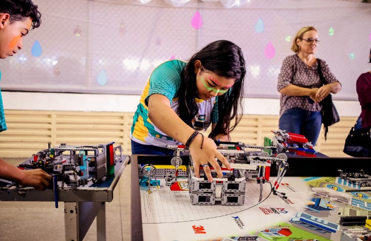 Education school in Manaus encourages girls to enter the technology market