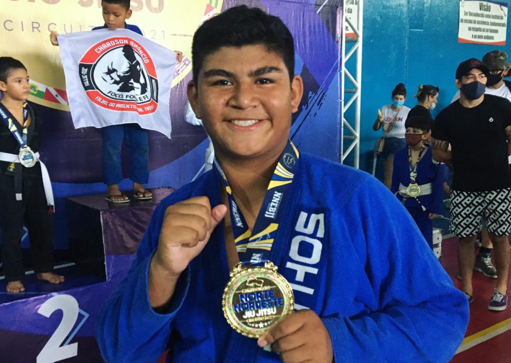 Interessados em ajudar o jovem atleta podem adquirir a rifa no valor de R$5