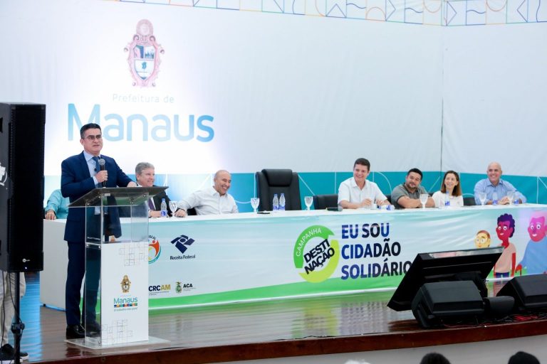 Prefeito de Manaus, David Almeida, acompanhado do vice-prefeito, Marcos Rotta, e secretários municipais, durante lançamento da campanha “Eu Sou Cidadão Solidário”