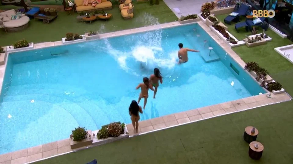VIDEO: Group of fairies jump naked into the pool at the BBB24 house