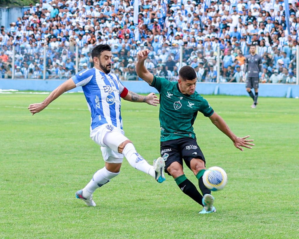 Gavião saiu na frente em Belém (PA), mas levou a virada.