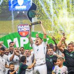 O capitão Gutierrez levantou o troféu