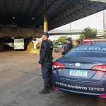 Guardas municipais em patrulhamento em terminal de integração da cidade