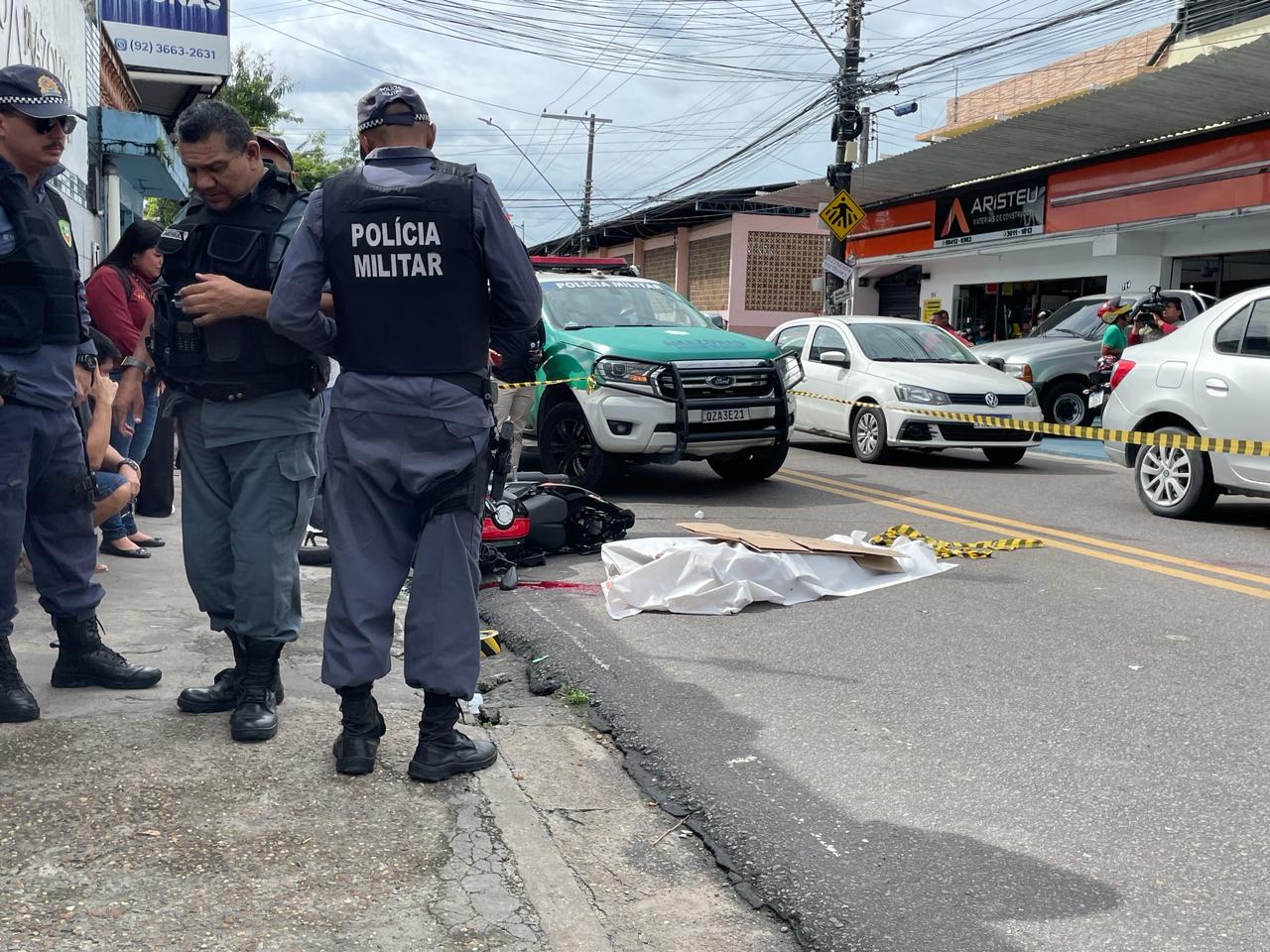 Mulher morre atropelada por caminhão após cair de moto em Manaus; VÍDEO