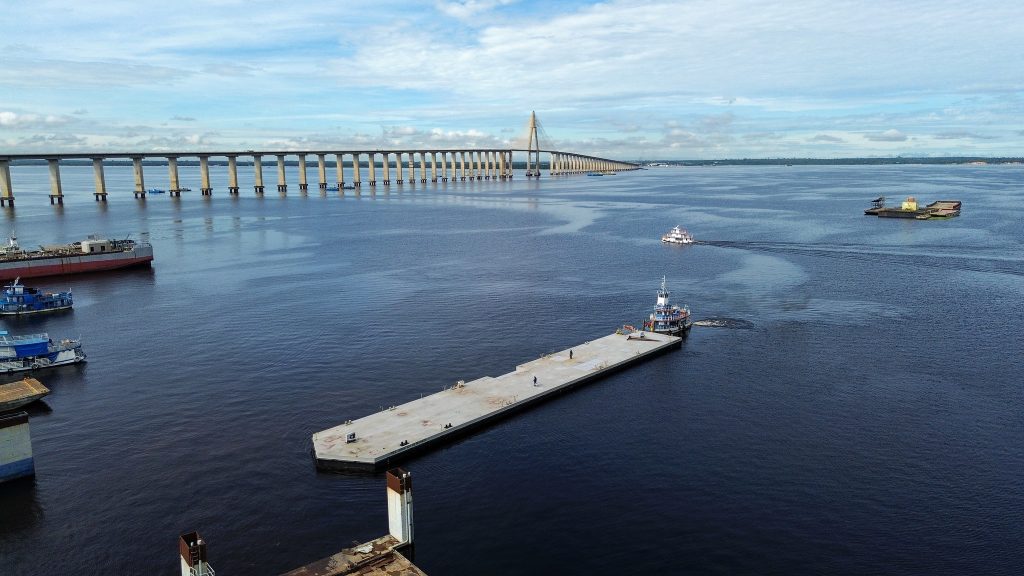 Imagem aérea da balsa principal do píer turístico nas águas do Rio Negro