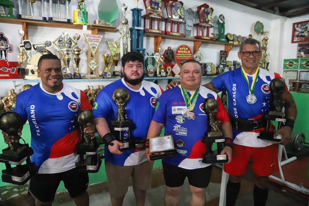 Washington Silva e José Carlos Melo (3º e 4º da esquerda para a direita) com outros membros da Seleção Amazonense de Powerlifting