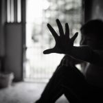 Relatório mostra que mãe e pai estão entre os principais agressores