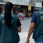 Fiscais do Procon Manaus realizando pesquisa de preços de combustível em posto de gasolina