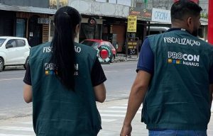 Fiscais do Procon Manaus realizando pesquisa de preços de combustível em posto de gasolina