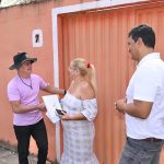 Prefeito David Almeida entrega o documento de registro de imóvel a moradora