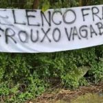 Torcedores estenderam faixas em frente ao CT do Vasco