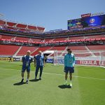 Dorival Jr. e Alisson estiveram reconhecendo o gramado no dia anterior ao jogo