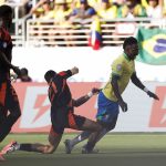 Atacante tomou amarelo ao fazer falta em James Rodrigues