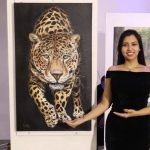 Suellen Amorim é uma artista plástica, cantora e poeta cujo talento transcende fronteiras