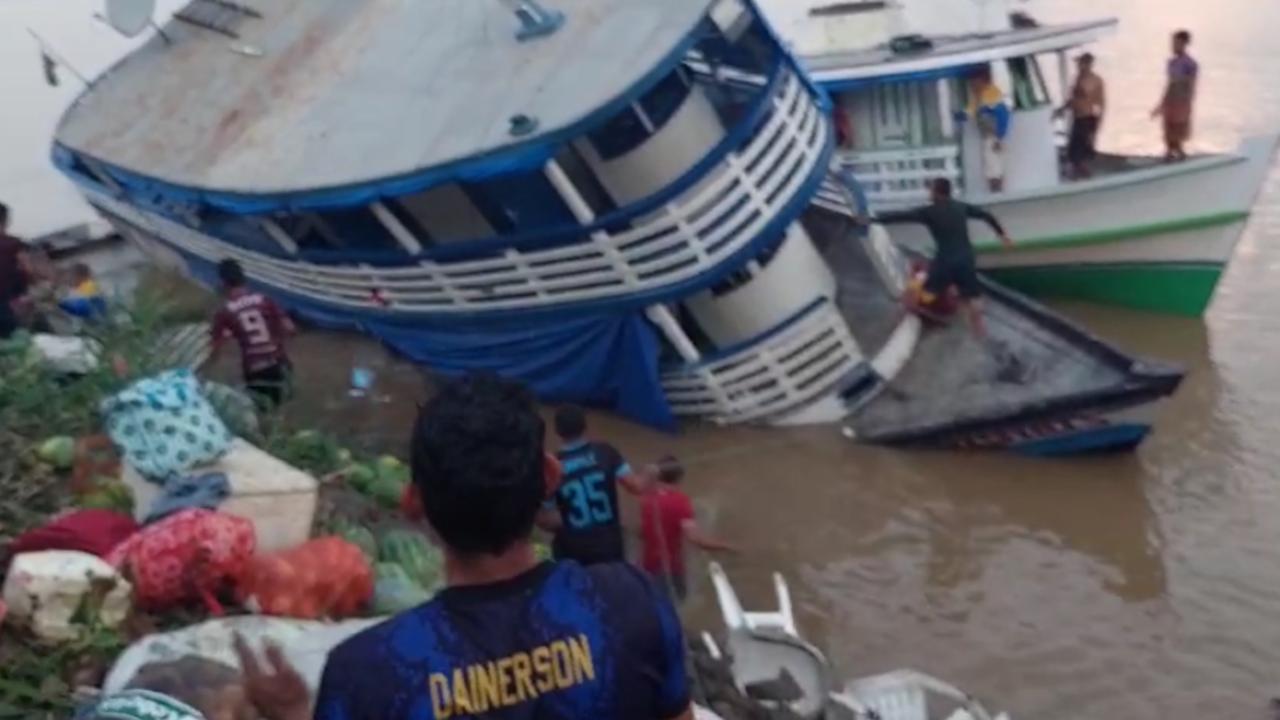 Vídeo mostra barco naufragando e passageiros desesperados no Amazonas