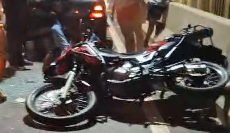 VÍDEO: motociclista fica ferido em acidente de trânsito na Ponte Rio Negro