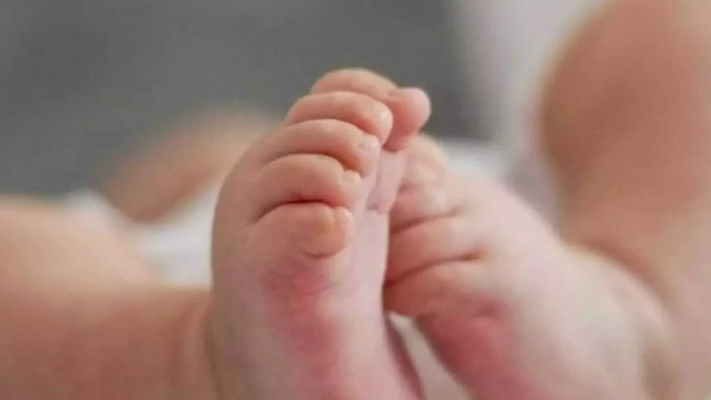 Policiais da PMAM em frente à residência onde bebê foi resgatado no bairro Alvorada, em Manaus