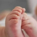 Policiais da PMAM em frente à residência onde bebê foi resgatado no bairro Alvorada, em Manaus
