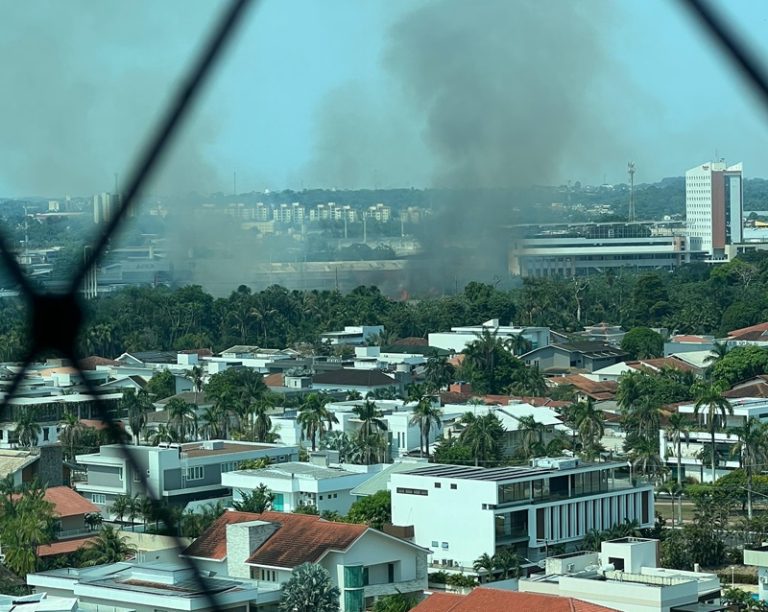 Foco de incêndio florestal foi registrado na Zona Leste de Manaus, nesta sexta-feira (9)