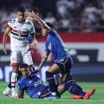 Jogador passou mal no jogo contra o São Paulo, na última quinta-feira (22). Foto: Alexandre Schneider