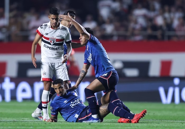 Jogador passou mal no jogo contra o São Paulo, na última quinta-feira (22). Foto: Alexandre Schneider