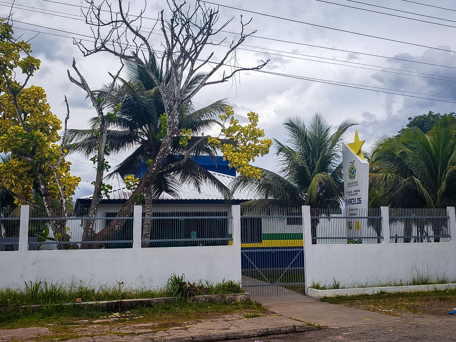 Em 24 horas, homem é preso duas vezes por perseguir filha e a esposa