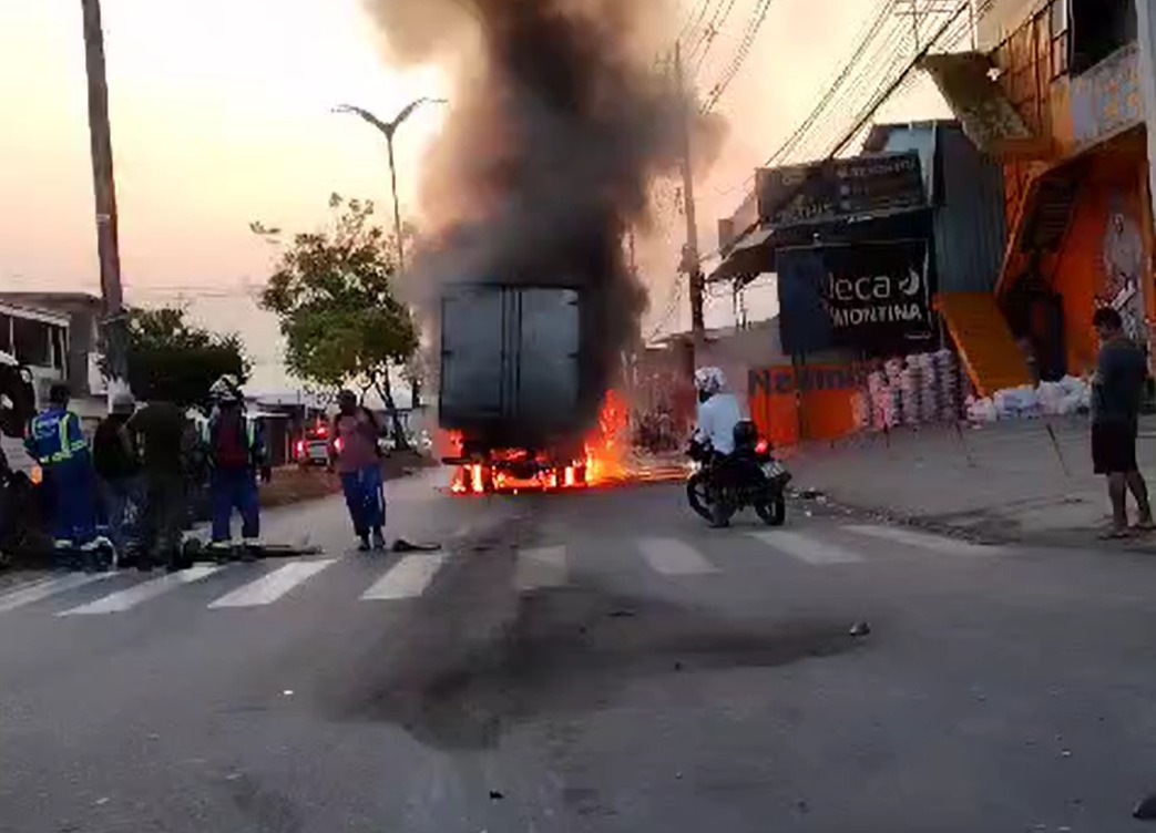 VÍDEO: Acidente de trânsito causa incêndio e deixa homem ferido em Manaus