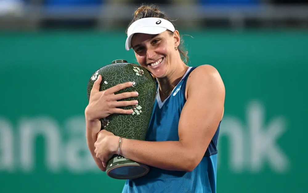 Bia Haddad Maia com o troféu do Aberto de Seul