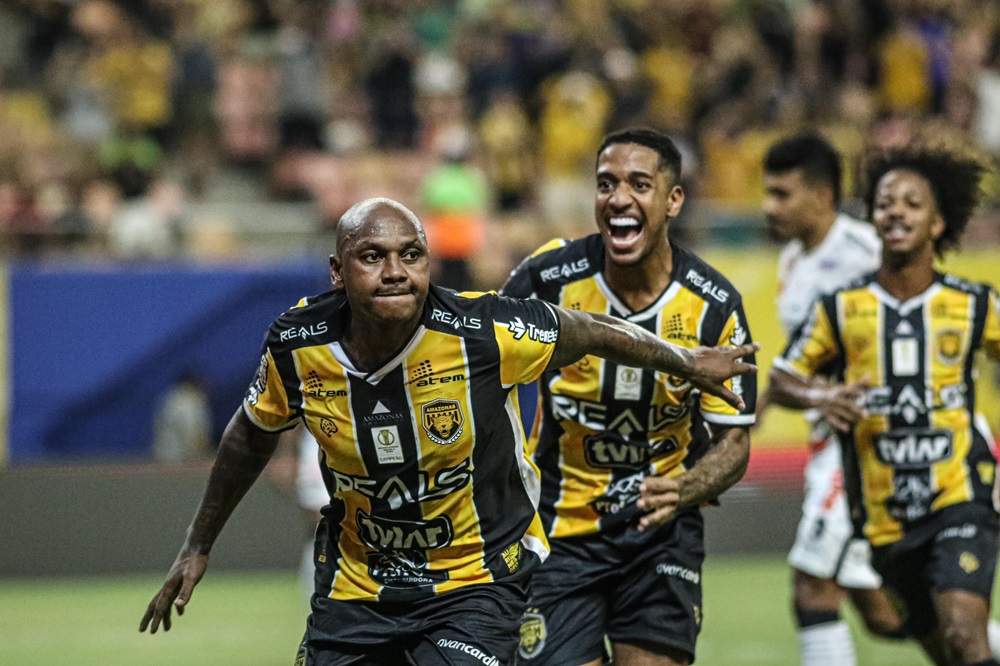 Sassá marcou o primeiro da vitória aurinegra