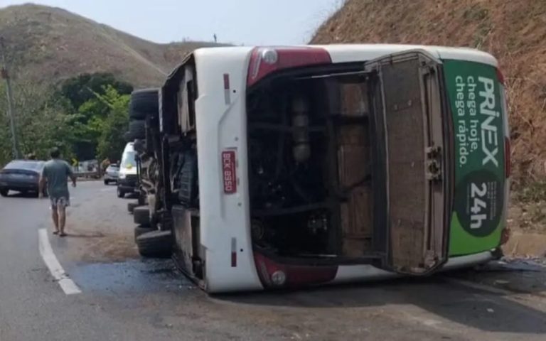 Cerca de 40 passageiros estavam no ônibus, de acordo com a PRF