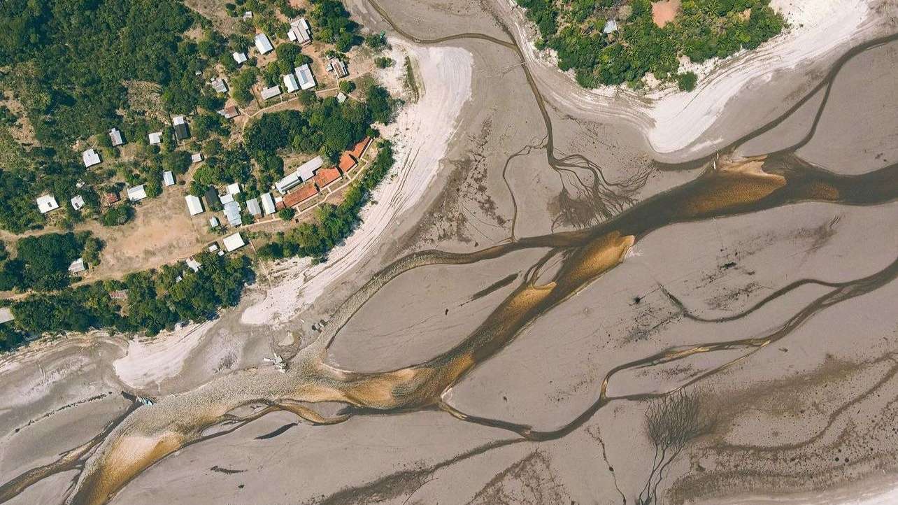 Rio Negro se aproxima de nível alarmante de seca histórica em Manaus