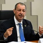 Senador Omar Aziz em sessão no Senado Federal, possível presidente da CPMI do INSS