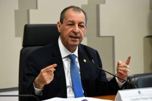 Senador Omar Aziz em sessão no Senado Federal, possível presidente da CPMI do INSS