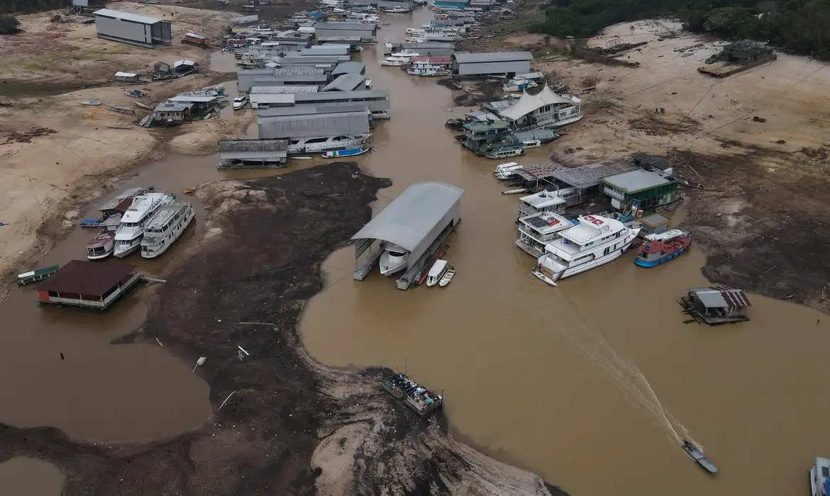 Drought levels in the Rio Negro are increasing, but drought continues in the Amazonas