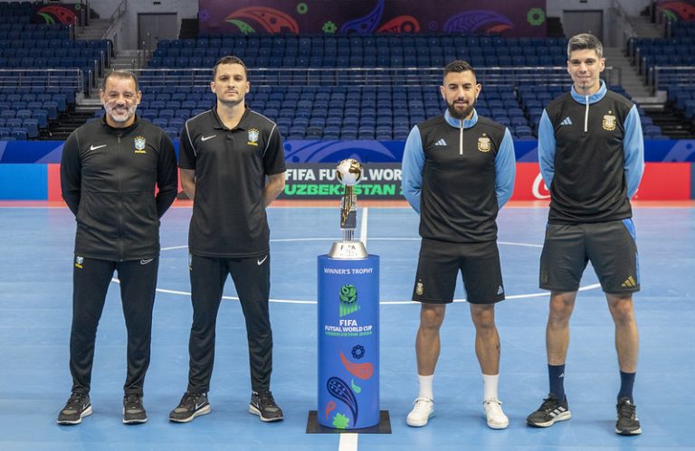 Treinadores e capitães de Brasil e Argentina ao lado do troféu de campeão