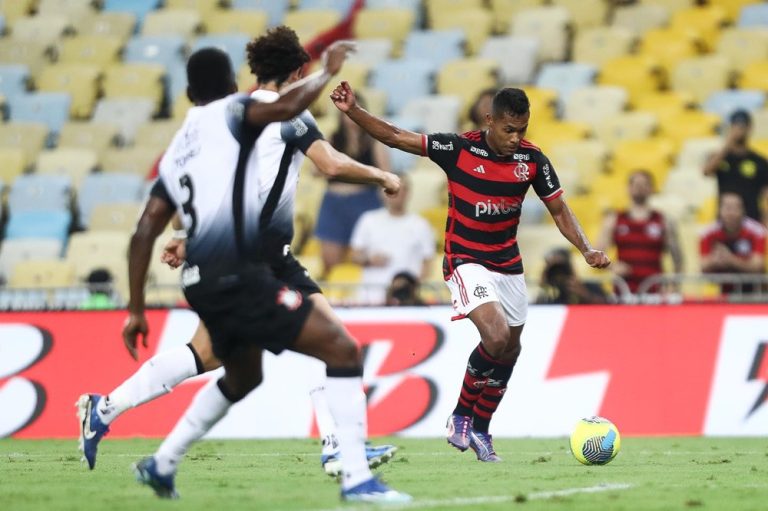 Lateral-esquerdo Alex Sandro marcou o gol da vitória no jogo de ida da semifinal