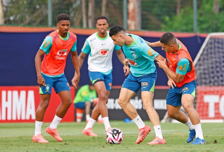 Martinelli e André durante treino pela Seleção Brasileira no CT do Palmeiras, em São Paulo